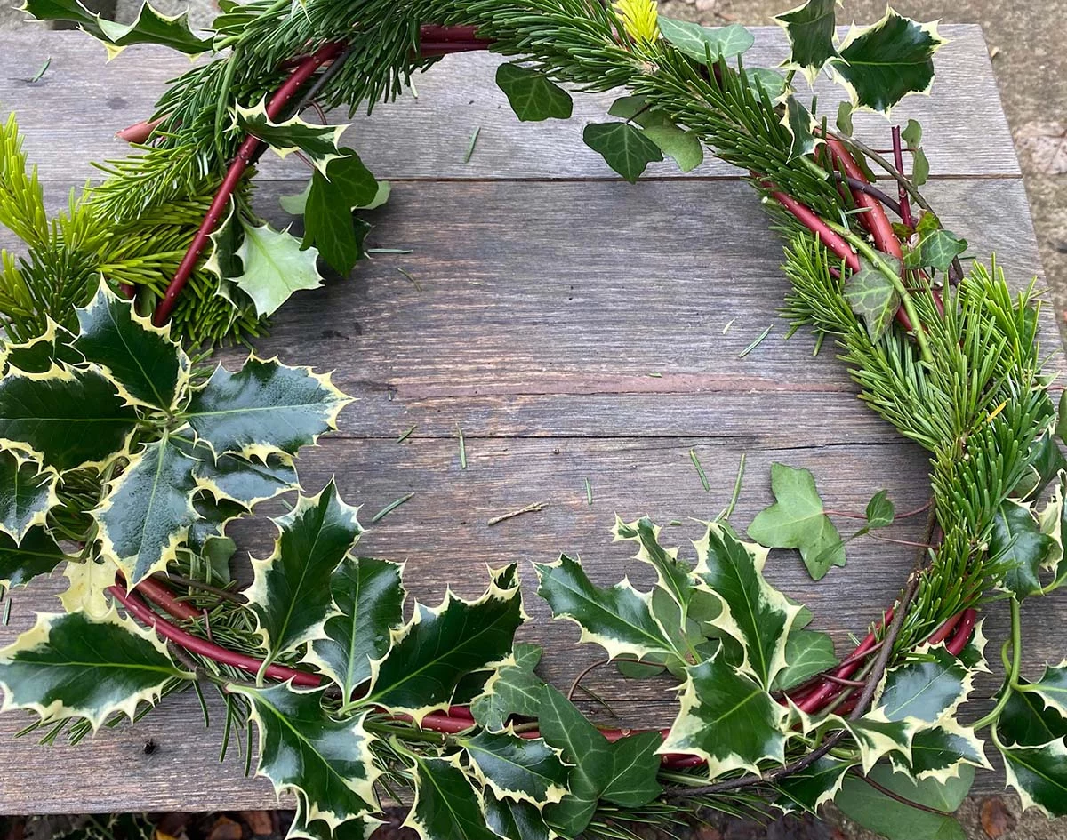 How to make a festive wreath