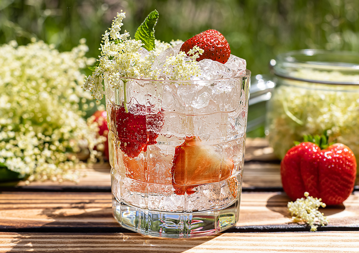 Elderflower cordial with fresh strawberries