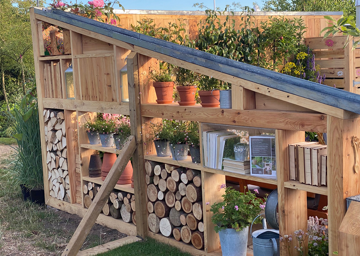 Knolling with Daisies Hampton Court Flower Show 2022