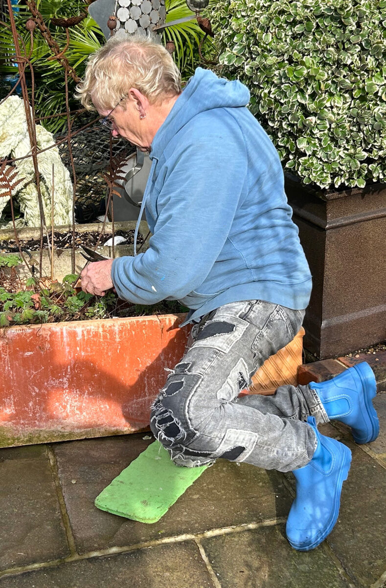 Geoff using a kneeling pad