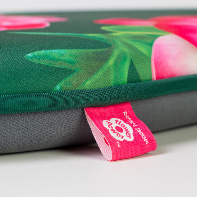 garden kneeler tag close up