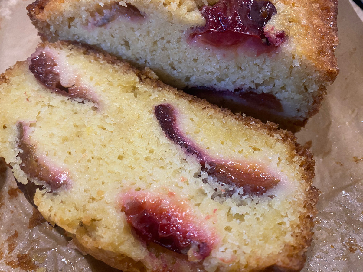 Autumnal fruit cake with plums