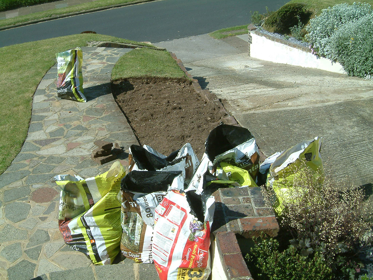Planting the new hedge in the front garden at Driftwood